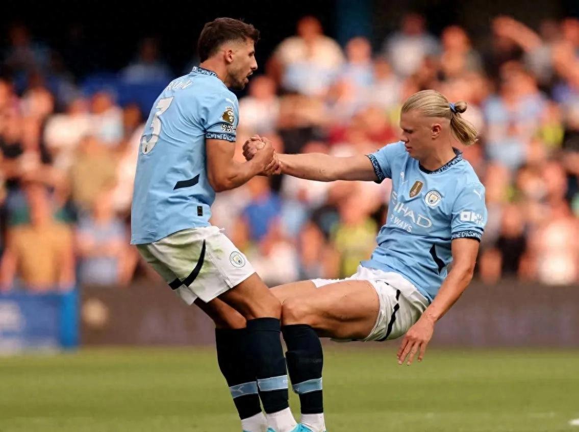 开云电竞- 塞维利亚训练开放日，转会期队长鼓劲引欢呼，欧超杯在即，年轻球员得到机会